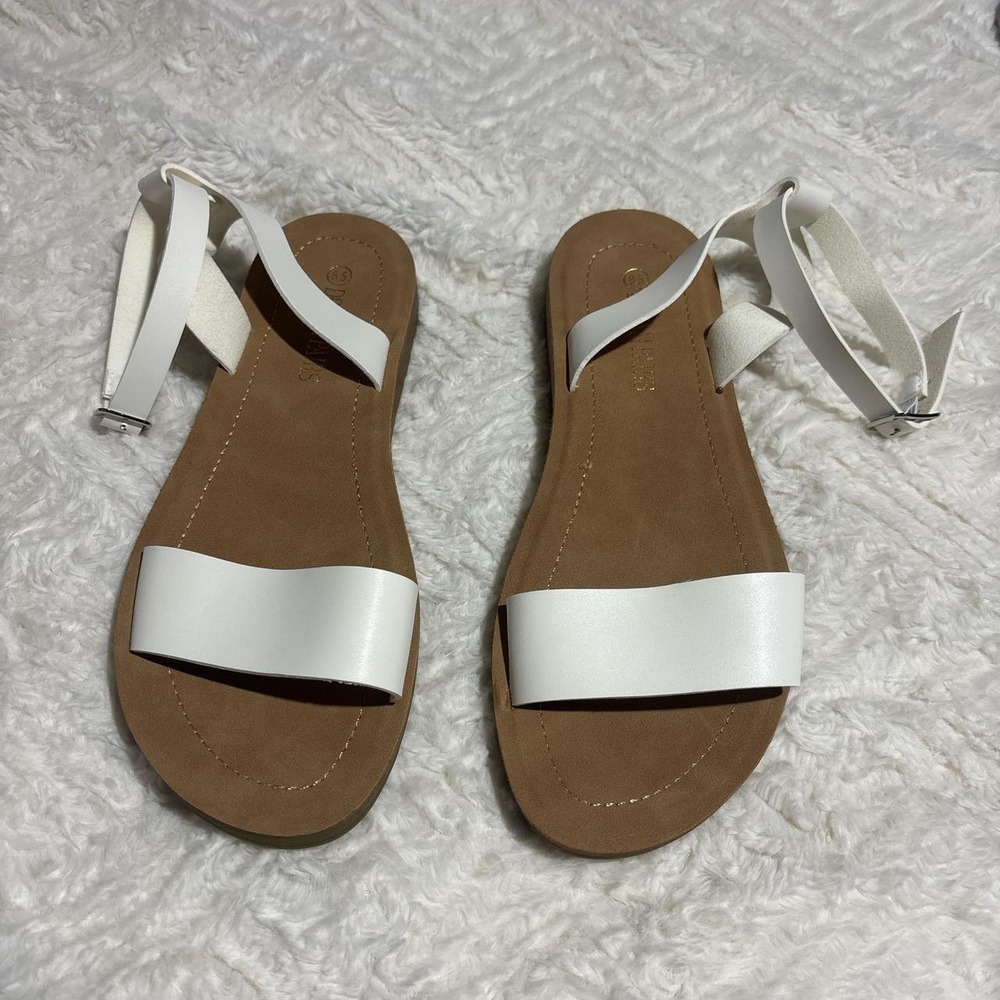 Dream Pairs Ankle Strap Sandals‎ Womens 8.5 White Excellent Minimalist Flat